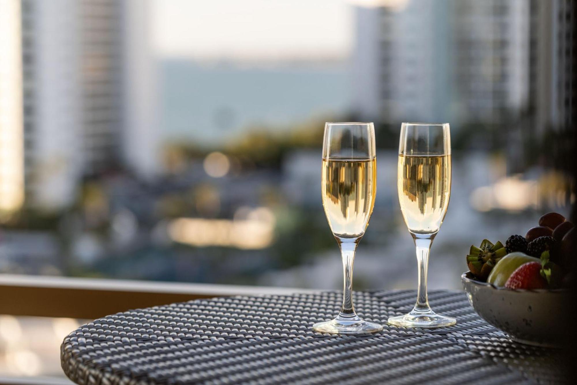 Club Marina View, Club level, Guest room, 1 King, High floor,1572656225:JPEG
